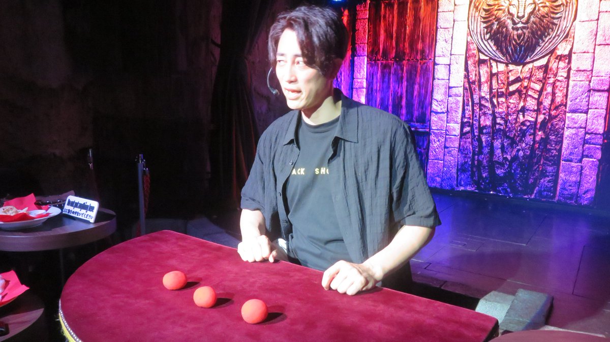 yoyokade's tweet photo. 六本木オズマンド 2025.8.16 KiLaさん
お盆休みの終盤は、オズマンドでゆっくりと過ごせて最高でした。今まであまり観たことのない演技にビックリで、しかも海外のお客様相手に英語版の“バーテンダーイサム”をさりげなく披露するところもさすがでした✨😃
#kila
#RoppongiOSMAND
#オズマンド https://t.co/V4elYiWViU