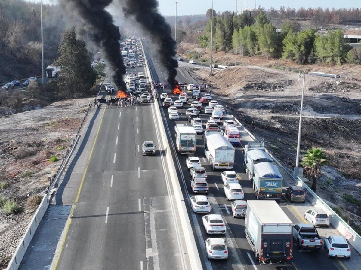 KRONIKInsights's tweet image. 🇮🇱 Israël | Manifestations massives
🔴 Plus de 350 points de protestation ont été recensés à travers le pays, avec de nombreuses routes bloquées.

📍 Les manifestants ont réclamé un accord d’échange de prisonniers ainsi que la fin de la guerre en cours.

#Israël #Protestations
