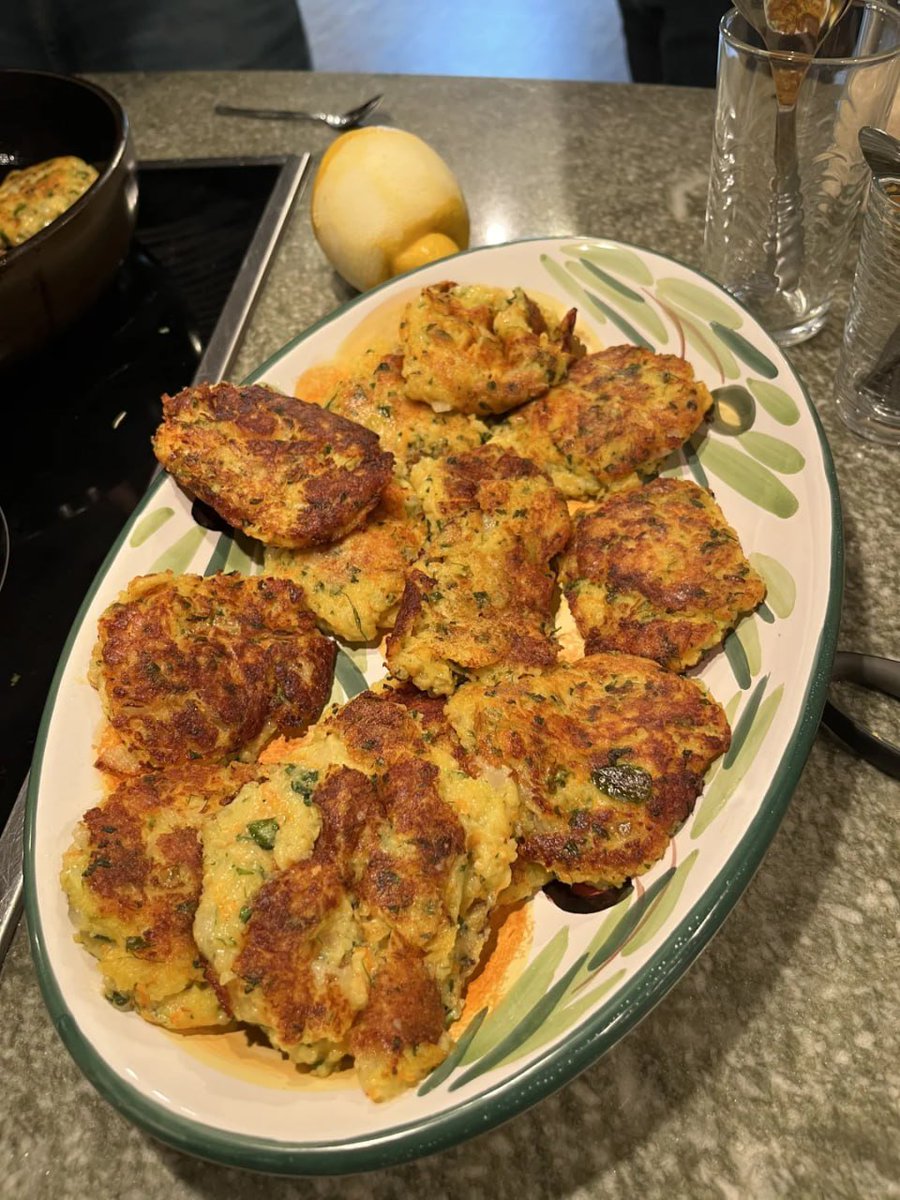 私が何の料理を作っているか、当ててみてください！