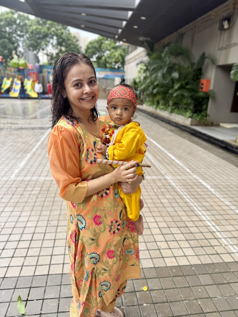 Devoleena_23's tweet image. A little late in posting, but the blessings of Krishna are always timeless 💛🙏
This Janmashtami was extra special with my little Kanha in my arms… 🌼✨
May Shri Krishna’s love and light guide us always. 

#Happyjanmashtami2025