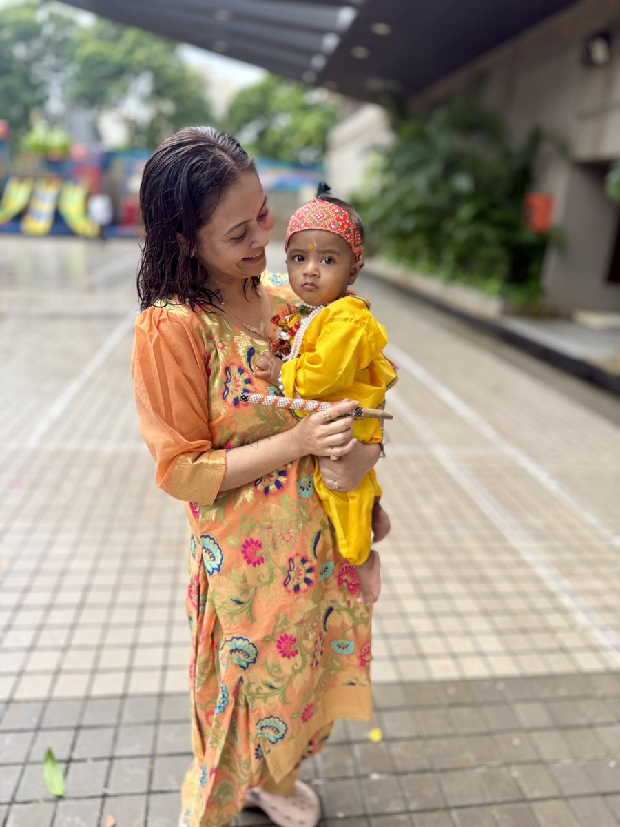 Devoleena_23's tweet image. A little late in posting, but the blessings of Krishna are always timeless 💛🙏
This Janmashtami was extra special with my little Kanha in my arms… 🌼✨
May Shri Krishna’s love and light guide us always. 

#Happyjanmashtami2025