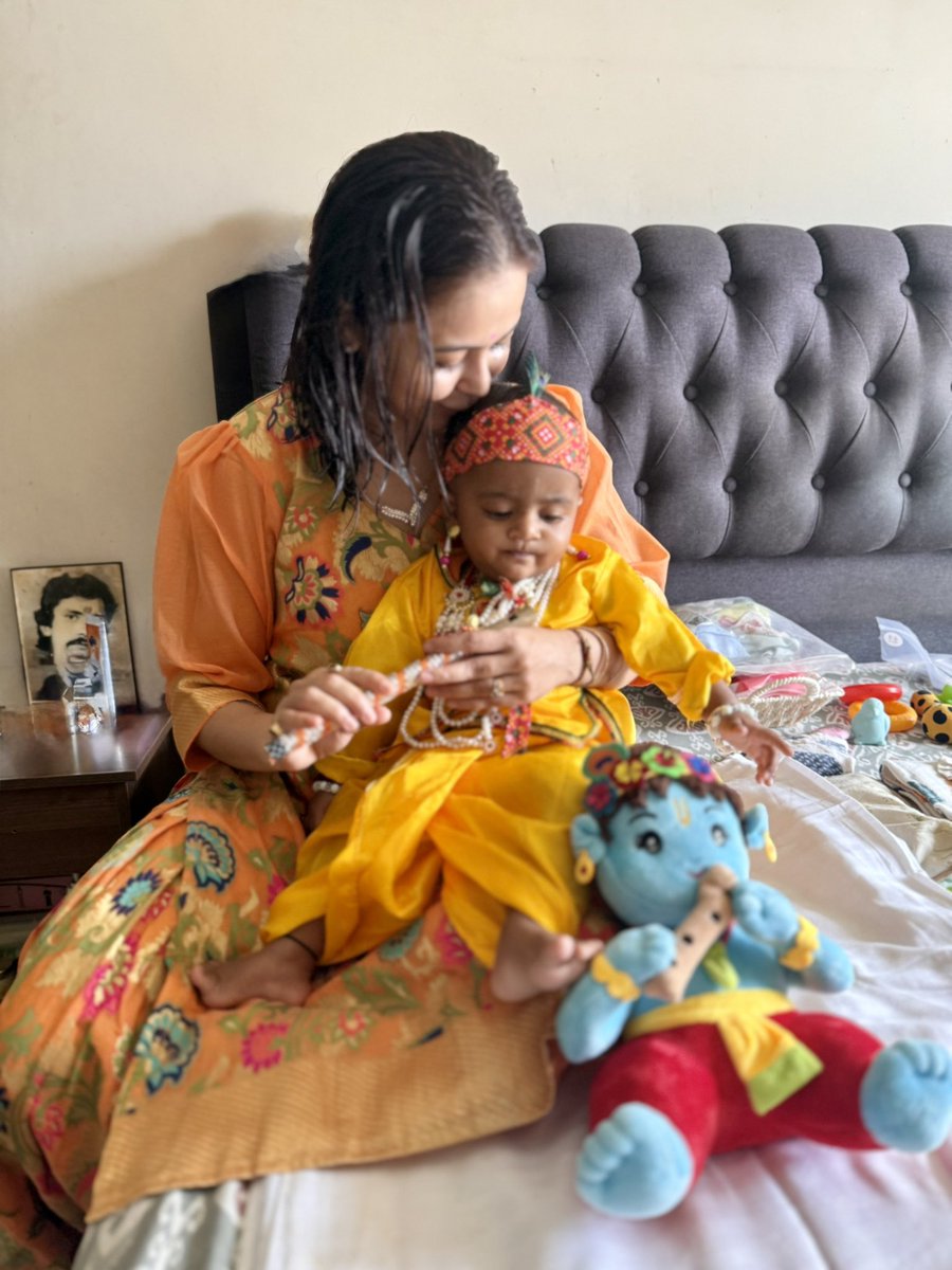 Devoleena_23's tweet image. A little late in posting, but the blessings of Krishna are always timeless 💛🙏
This Janmashtami was extra special with my little Kanha in my arms… 🌼✨
May Shri Krishna’s love and light guide us always. 

#Happyjanmashtami2025