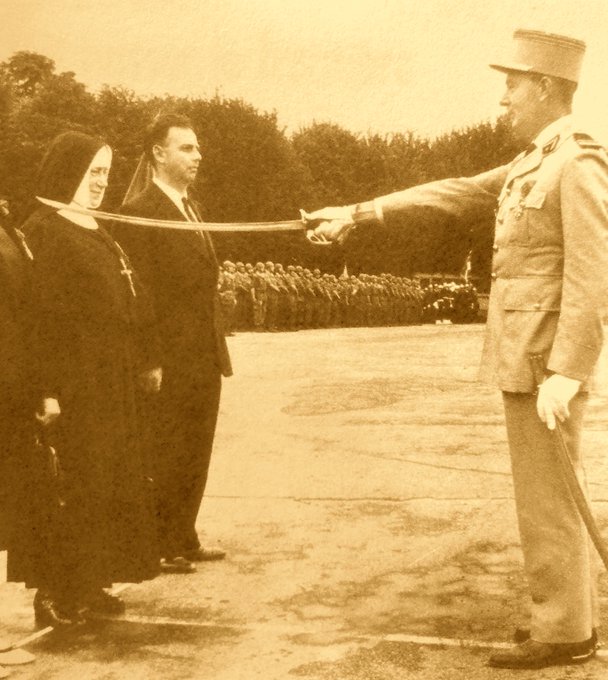 Oct. 1942. Épinal. Elle a aidé des centaines de fugitifs. "Ce ne sont pas vos prières et votre bon Dieu qui vous libéreront !" assène le Gestapiste pour la faire parler. En attendant,30 mois de prisons et de camps plus tard, elle est vainqueur. Et lui vaincu. Soeur Marie-Grégoire