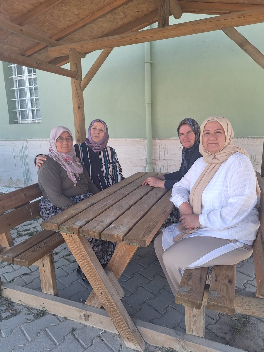 Yönetim kurulu üyelerimizle birlikte, Bayatçık mahallesinde ikamet eden Hatice Sağlam,Nuriye Çağlar,Atike Gülbahçe teyzelerimizi ziyaret ederek gönüllere dokunduk.
Hayatın her dönemine değer katmış büyüklerimizin duası, tebessümü ve anlattıkları hatıralar bizim
+