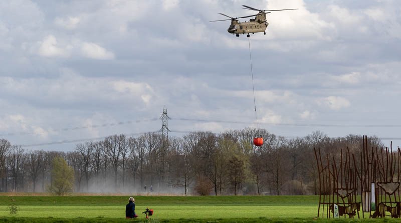 Menno Swart (@mennoswart) on Twitter photo You read it here first! It’s official.
🇳🇱 2 Nederlandse Chinooks (met Bambi-buckets) en KLuRu crews naar Spanje 🇪🇸 om te helpen met het blussen van de bosbranden 🔥
<a href="/dhcluchtmacht/">DHC Luchtmacht</a>
<a href="/Kon_Luchtmacht/">Koninklijke Luchtmacht</a>
<a href="/Defensie/">Ministerie van Defensie</a> You read it here first! It’s official.
🇳🇱 2 Nederlandse Chinooks (met Bambi-buckets) en KLuRu crews naar Spanje 🇪🇸 om te helpen met het blussen van de bosbranden 🔥
<a href="/dhcluchtmacht/">DHC Luchtmacht</a>
<a href="/Kon_Luchtmacht/">Koninklijke Luchtmacht</a>
<a href="/Defensie/">Ministerie van Defensie</a>