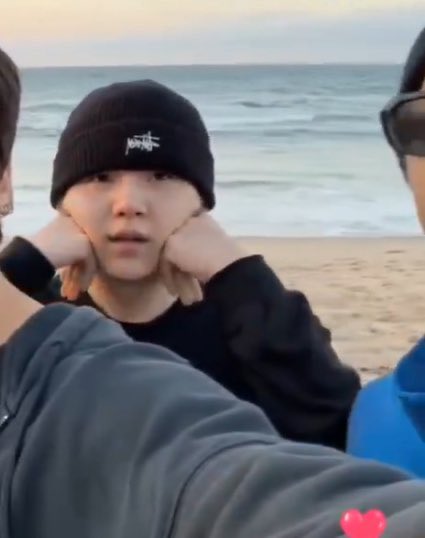 gerizekalı aptal tipe bak 3 ayda bi kendini gösteriyo bi de böyle şirinlikler yapıyo