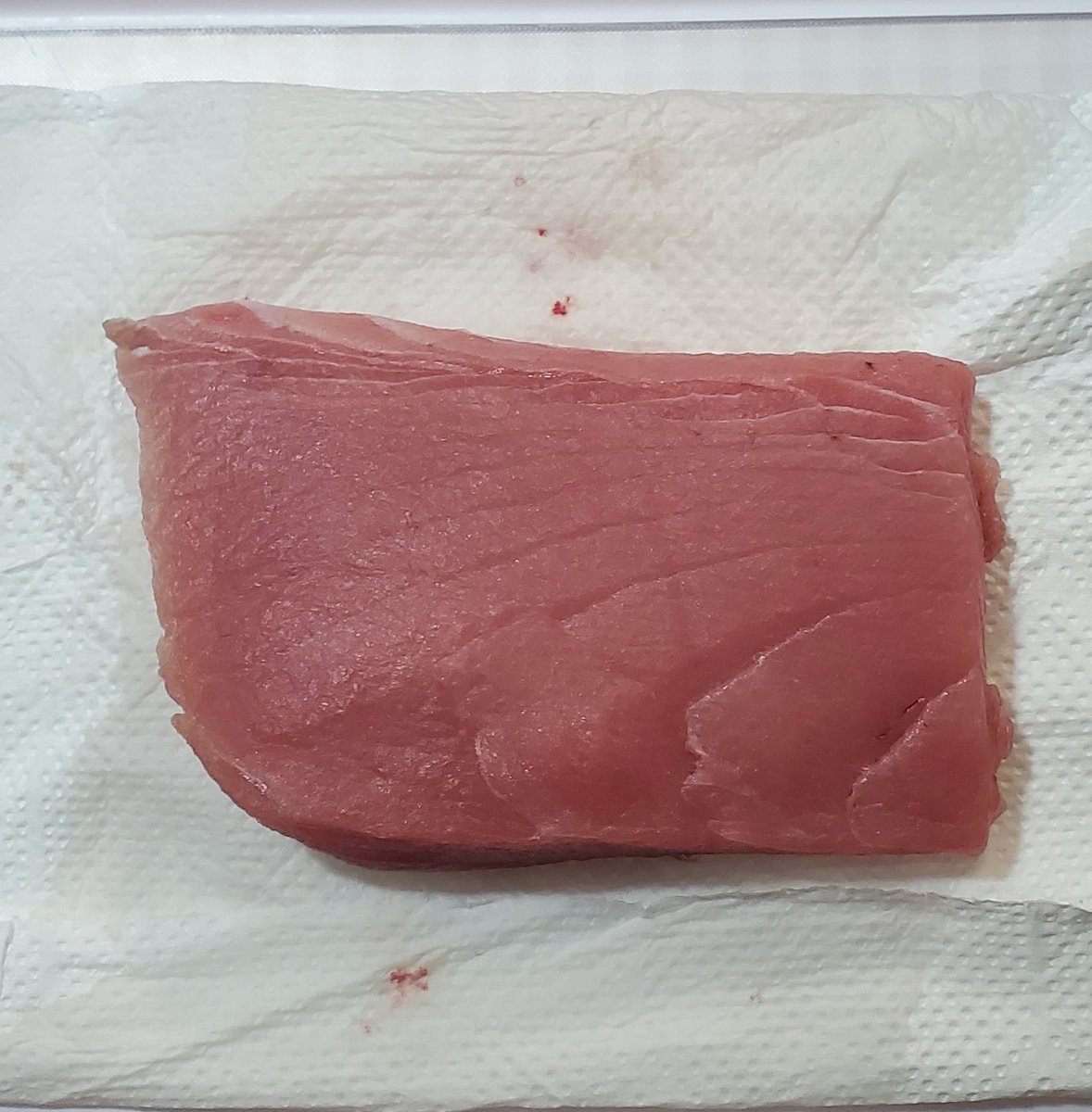 rubyrose730's tweet image. 昨日親友が釣ったキハダマグロ🐟
あえて分厚く切っていただきました。贅沢な夕飯！美味しすぎる✨幸せだ❤️