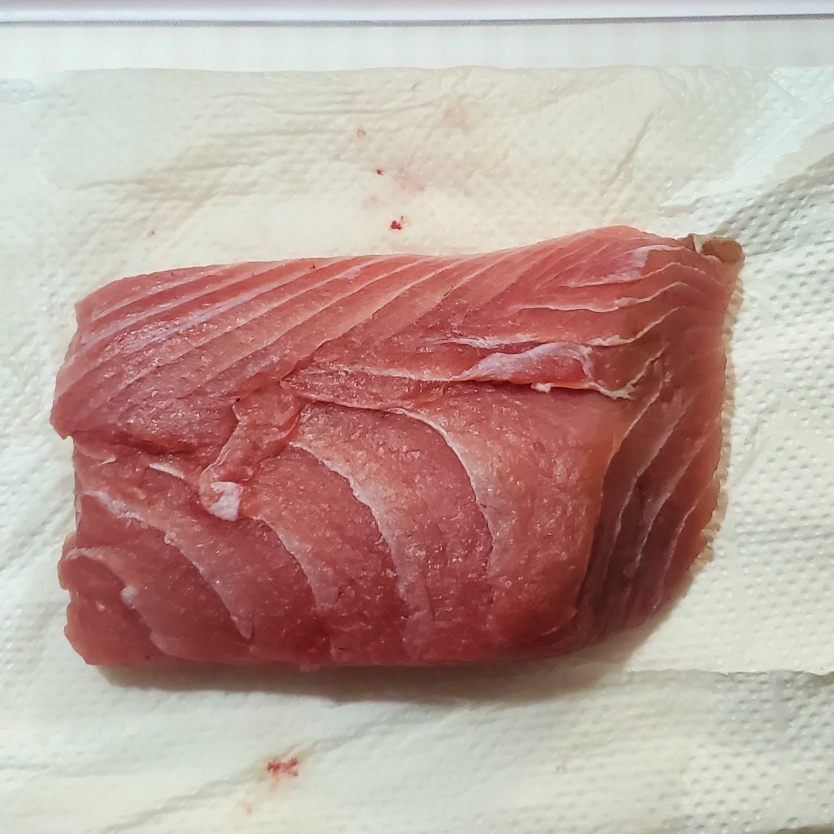 rubyrose730's tweet image. 昨日親友が釣ったキハダマグロ🐟
あえて分厚く切っていただきました。贅沢な夕飯！美味しすぎる✨幸せだ❤️