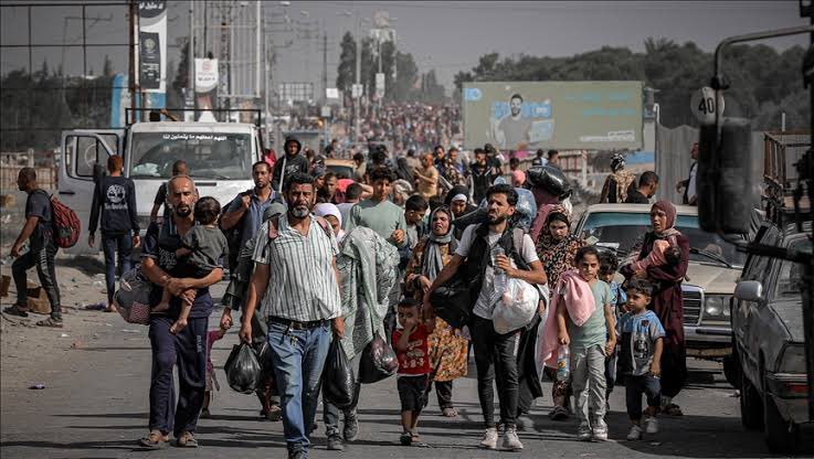 🇵🇸Yeni bir yerinden etme planı
📌İşgal ordusu, Pazar günü Gazze Şeridi'ne çadır ve barınma ekipmanlarının girişine yeniden başlanacağını ve bunun amacının halkı güneye nakletmek olduğunu açıkladı.

📌İsrail’den yayın yapan Walla sitesi, bir güvenlik kaynağının "Açıklanan insani