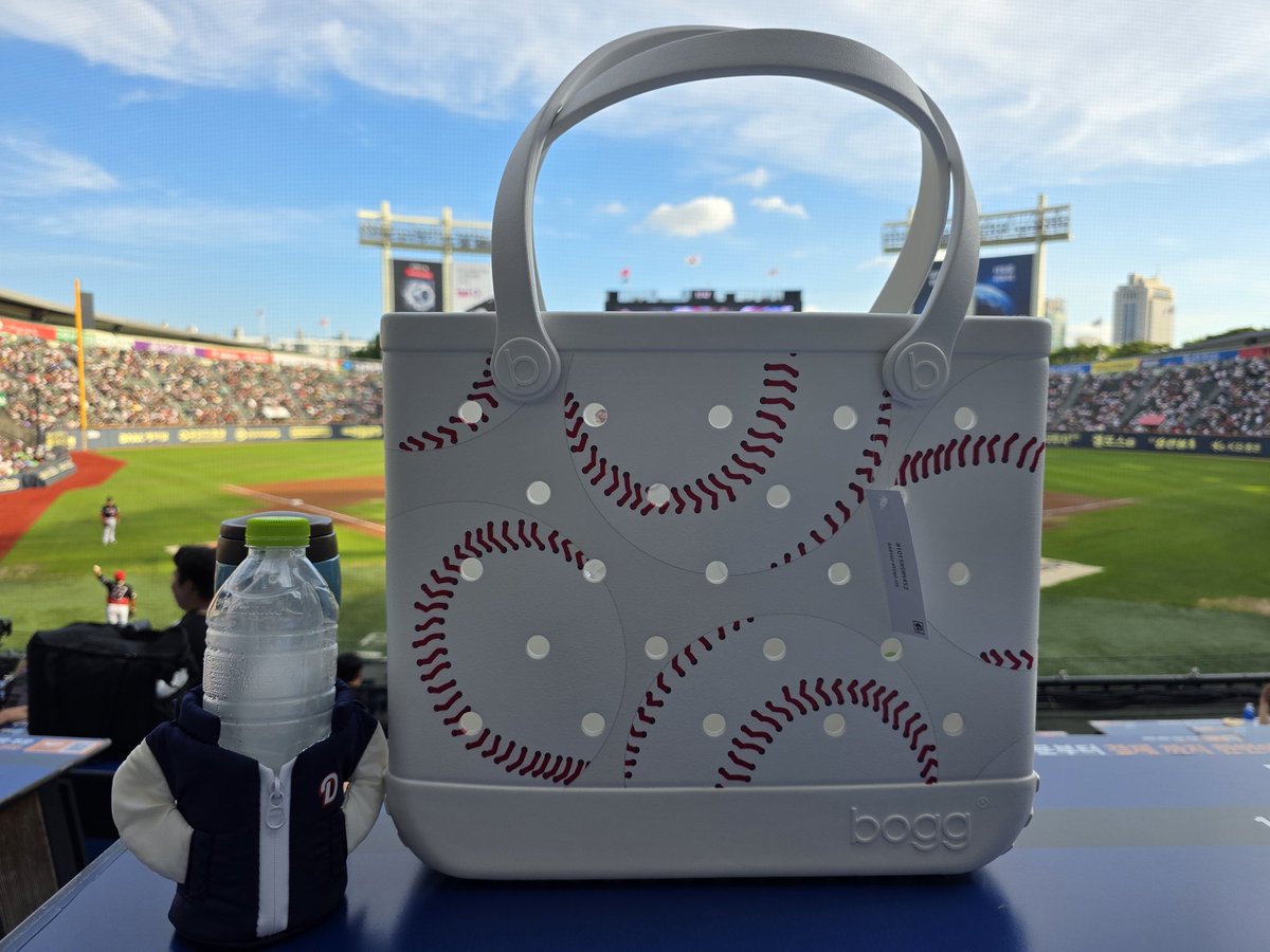 lystjc's tweet photo. #doosanbears 어제 선물 받은 #bogg 가방..요즘 미국에서 핫한 백이라고..오늘 들고간다..ㅎ https://t.co/rAt8Ri9A7M