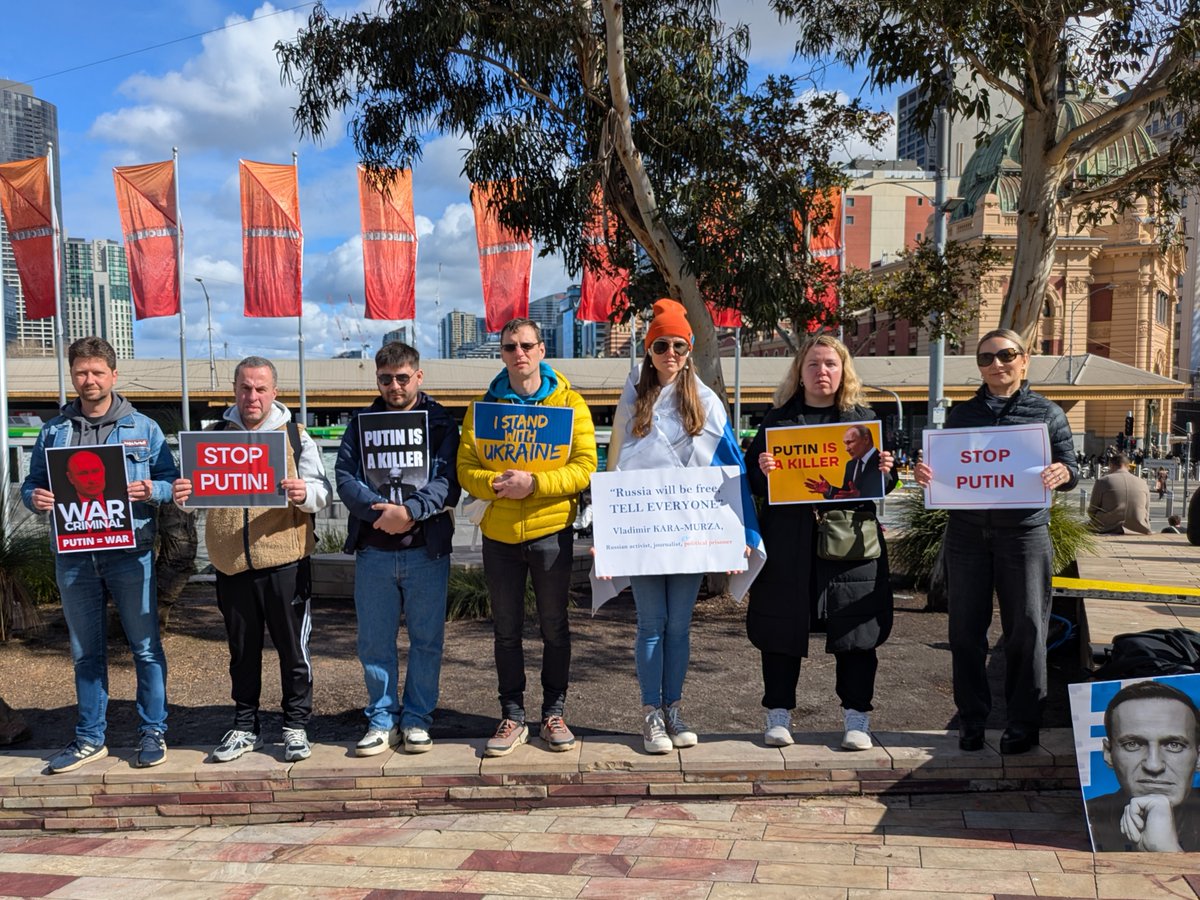 Сегодня в рамках нашей еженедельной акции #RussiansAgainstWar в Мельбурне мы присоедились к международной акции "Путин - убийца".
Причём впервые за 3.5 года нам пришлось уйти с традиционного моста - пришла дюжина полицейских и убедила нас переместится на соседнюю площадь. ⤵️
