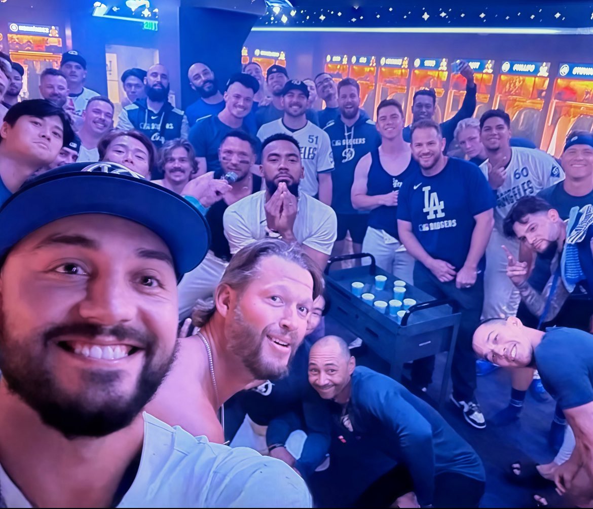 試合後にドジャース集合写真！

ロハスがインスタに投稿
「Not a team.  We are a blue family（我々はチームじゃない、ファミリーだ）」

(via:miggyslocker/IG)
#ドジャース