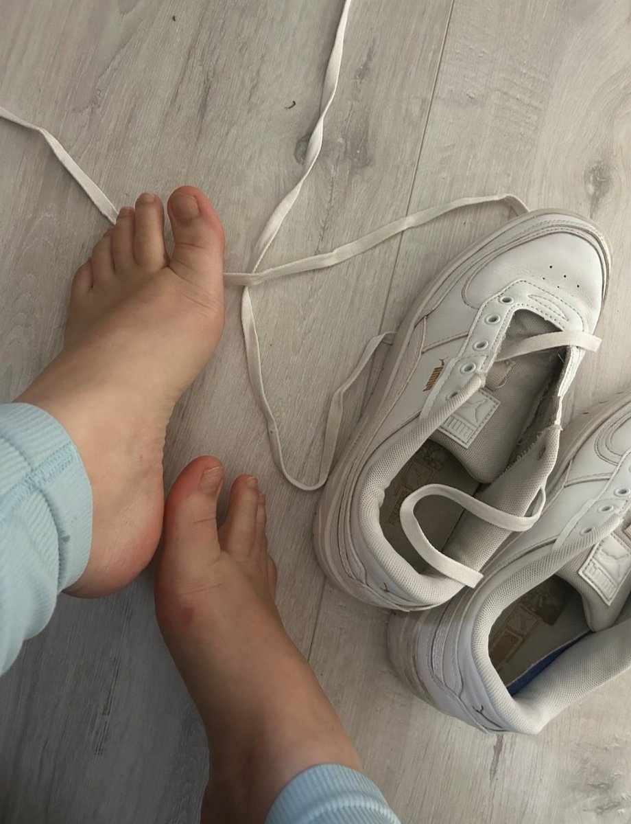 Na,

willst du Alman-Versager meine Füße ablecken? Oder doch lieber die dreckigen Schuhe?😂🤔

#findom #geldherrin #moneydom #paypig #zahlsklave #RacePlay