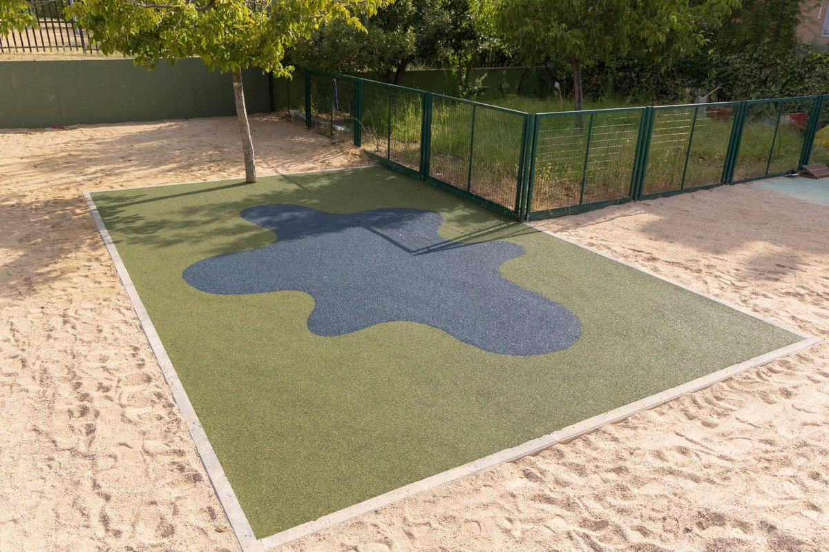 Los trabajos de mejoras en los centros educativos públicos de Boadilla, con un coste total de casi 600 mil euros, van avanzando durante este mes de agosto.

La instalación de protectores y caucho, el acondicionamiento de nuevos espacios, el cambio de pavimentos y los trabajos de
