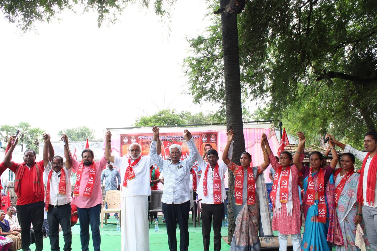 vsrcpm's tweet photo. పోలవరం ప్రాజెక్టు నిర్వాసిత, మునక ప్రాంతాల ప్రజల సమస్యలు అధ్యయనం కోసం జరుగుతున్న సీపీఎం పర్యటనలో భాగంగా వి.ఆర్.పురం మండలం రామవరం జరిగిన సభలో సీపీఎం ప్రధాన కార్యదర్శి ఎం ఎ బేబీ, సిపిఎం రాజ్యసభ పక్ష నేత జాన్ బ్రిట్టాస్ తదితరులు...
#CPIM #CPIMAP #aptribes #PolavaramProject https://t.co/aPehQQuiN7