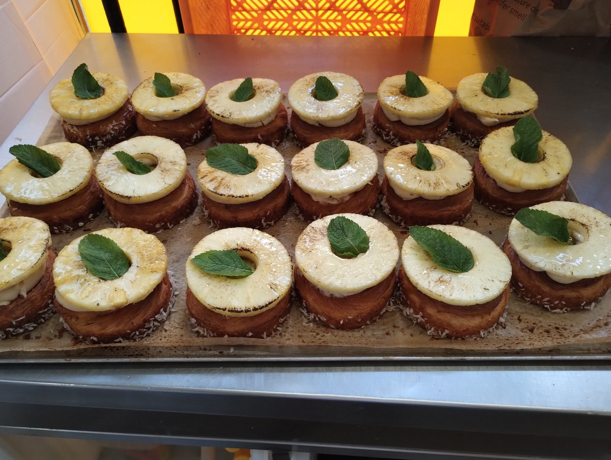 elenalabriola's tweet image. Buona domenica stronzo #ananas #estate  #pastry