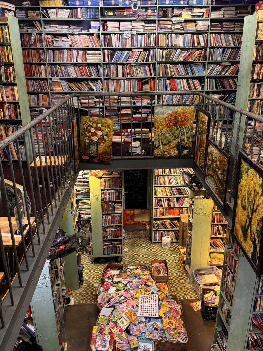 sfkkfs_'s tweet photo. ใครไปฮานอย- เวียดนาม แนะนำร้านหนังสือลับๆ 
มีบันไดวนอยู่ตรงกลาง ที่ล้อมด้วยหนังสือ 📚☕️

Nhà Sách Māo มีพวกหนังสือเก่าๆเยอะ 
หรือจะไปนั่งกินเครื่องดื่มก็ได้ ถ่ายรูปออกมาสวยมาก 
ดูวินเทจ ดูขลัง ดูเยอะไปหมด55555 https://t.co/m0LIGvNYi0