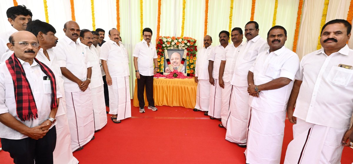 CMOTamilNadu (@cmotamilnadu) on Twitter photo தருமபுரியில், ஒன்றிய முன்னாள் அமைச்சர் திரு. முரசொலிமாறன் அவர்களின் பிறந்தநாளையொட்டி அவரது திருவுருவப் படத்திற்கு மாண்புமிகு முதலமைச்சர் திரு. <a href="/mkstalin/">M.K.Stalin</a> அவர்கள் மலர்தூவி மரியாதை செலுத்தினார். தருமபுரியில், ஒன்றிய முன்னாள் அமைச்சர் திரு. முரசொலிமாறன் அவர்களின் பிறந்தநாளையொட்டி அவரது திருவுருவப் படத்திற்கு மாண்புமிகு முதலமைச்சர் திரு. <a href="/mkstalin/">M.K.Stalin</a> அவர்கள் மலர்தூவி மரியாதை செலுத்தினார்.