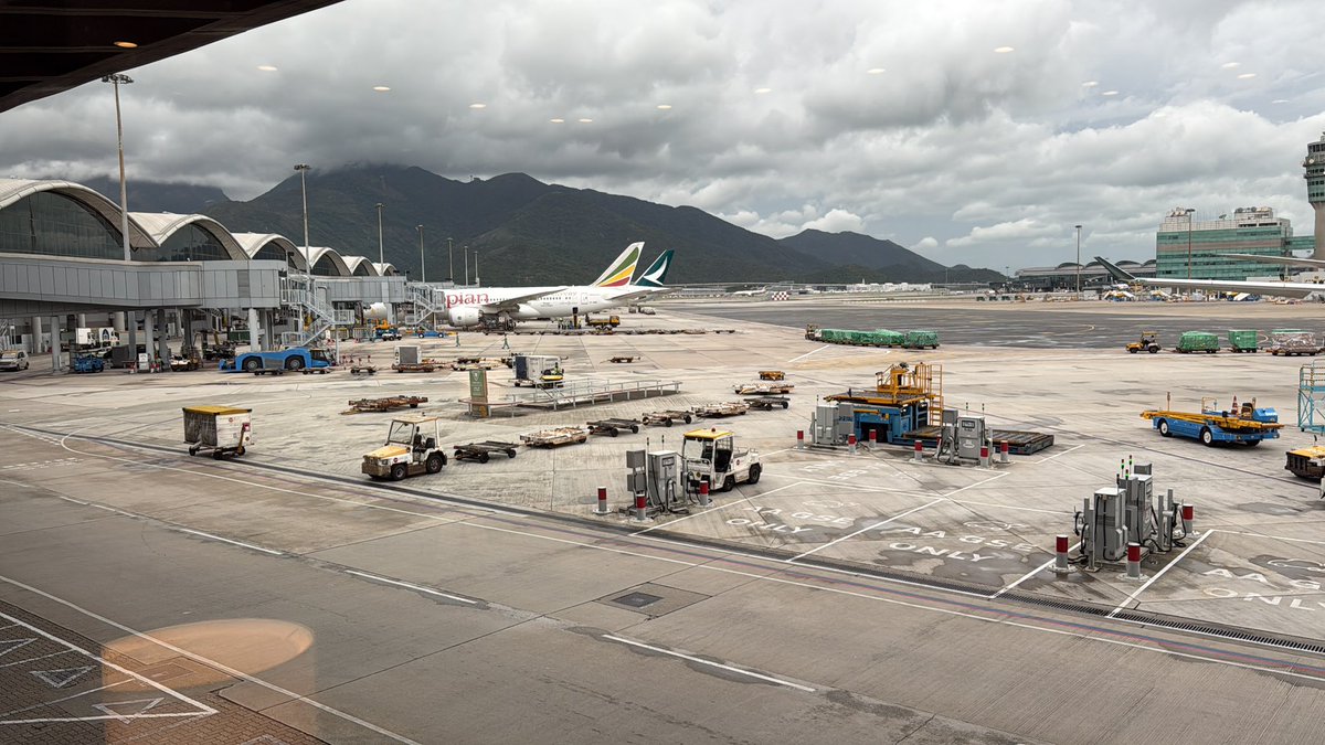OMG, just VIBED at Cathay Pacific’s revamped Signature Lounge, The Bridge! SO cozy, clouds poppin’ in the bg! 🫶✨ #LoungeGoals #ViewsPlz