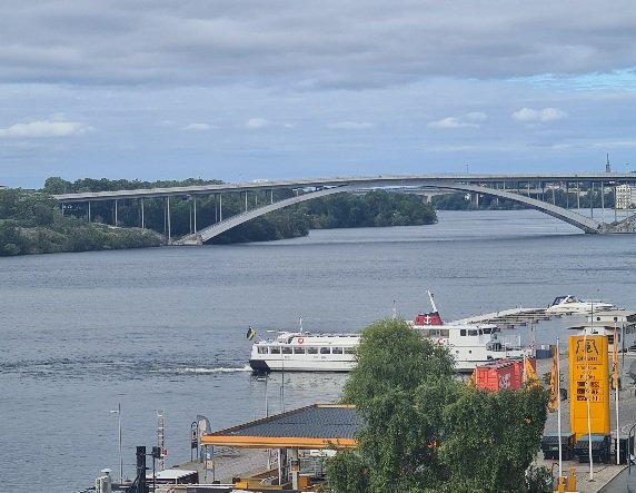 God morgon med  Mälar Victoria som tankar vid Holger Bloms plats