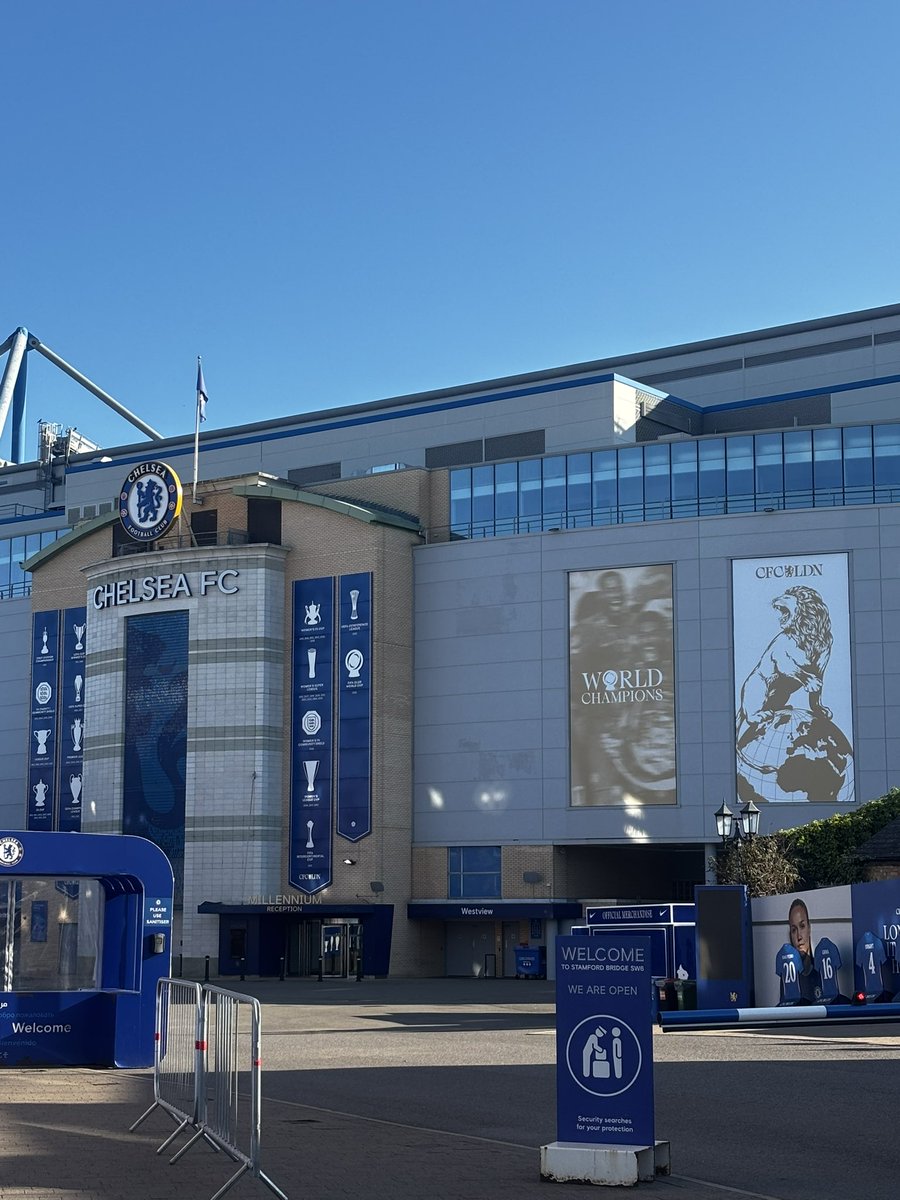 Stamford Bridge's Historical Trophy Wall has been Updated Successfully !! 🏟️🏡🔵