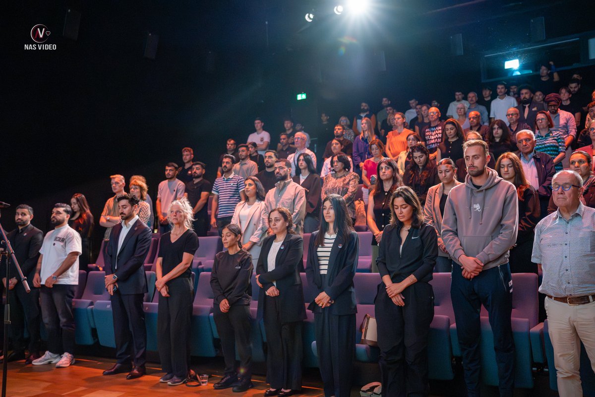 Op 3 augustus herdachten we bij <a href="/Focusfilmarnhem/">Focus Filmtheater</a> in Arnhem de #genocide op de Yezidi’s. We begonnen met een stilte, moment, samen met vele Arnhemmers, vertegenwoordigers van o.a. de Koerdische, Armeense en Joodse gemeenschap. 🕯️

1/ 🧵 #Arnhem