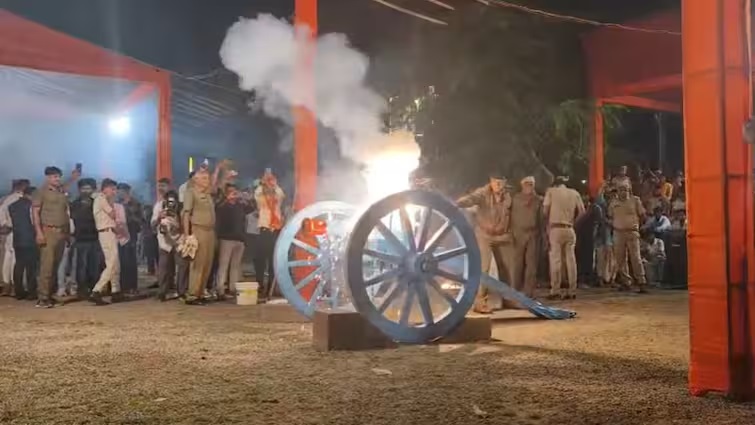 NariKesari's tweet image. श्रीनाथजी के जन्म के पावन क्षण पर ऐतिहासिक परंपरा के अनुसार 21 तोपों की सलामी दी जाती है। यह परंपरा राजस्थानी राजघराने और मंदिर प्रशासन द्वारा सदियों से निभाई जा रही है।

#gunsalutetokrishna #toponkisalami #ShrinathjiTemple #janmashtamispecial