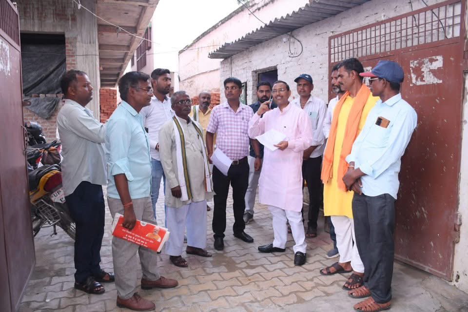 जनता दर्शन: समाधान से सेवा तक का सफर। 

आज बदायूं स्थित कैंप कार्यालय में आयोजित जनता दर्शन के दौरान सम्मानित नागरिकों से संवाद कर उनकी समस्याएं गंभीरतापूर्वक सुनीं। एवं हर शिकायत पर तुरंत संज्ञान लेते हुए संबंधित अधिकारियों को त्वरित और समयबद्ध समाधान के स्पष्ट निर्देश दिए।