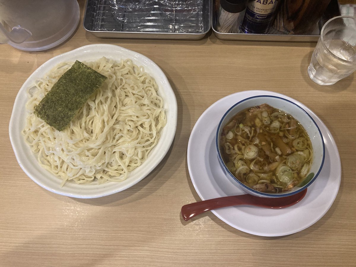 Xramensns's tweet photo. 限定！

『白河手打中華そば 法隆』

「カツオ節とニンニクチップの
つけ麺」

めちゃくちゃ美味しかった✨

この麺でつけ麺を食べてみたくて訪問したけど大正解！

ピロピロ食感が本当に楽しい😆

つけ汁は黒胡椒とニンニクの効いた油でかなりのパンチ❗️

キレのある醤油も良かった〜

ご馳走様です😋 https://t.co/kaX6xBOgVz