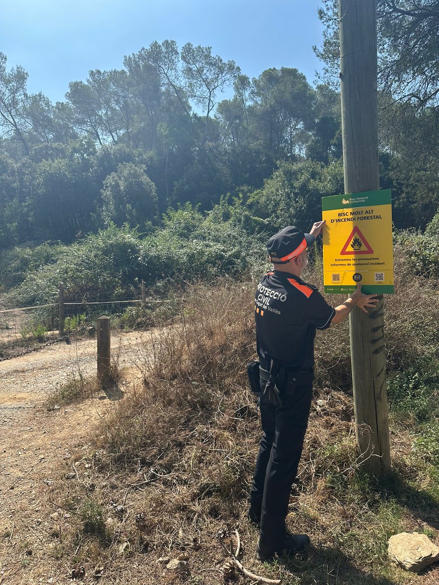 👉 Amb motiu de l'alt risc d'incendi i a petició del Parc de Collserola, voluntariat de Protecció Civil i voluntariat de l'ADF estan posant cartells informatius en els principals accessos del municipi al Parc.

També informen del risc a la ciutadania que es troba per la zona.