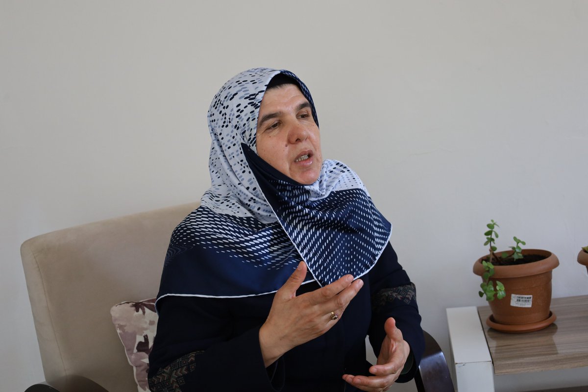 Kadınları, yaşamlarını ve kazanılmış haklarını hedef gösteren Diyanet’e tepki gösteren Diba Keskin, “Ülkede açlık ve hırsızlık var ama Diyanet bunu hiç konuşmuyor, kadınlar katlediliyor bir tepki yok. Kadın nasıl istiyorsa öyle giyinir çünkü bu onun yaşamıdır. Kimse bedenine ve