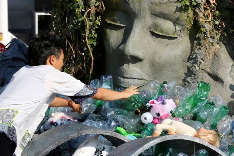 This artwork by Benjamin Von Wong, displayed in front of the #plastic treaty negotiation headquarters in Geneva, is a powerful reflection of what we have done to our planet with our own hands.

We have exhausted the Mother Earth. #TiredEarth