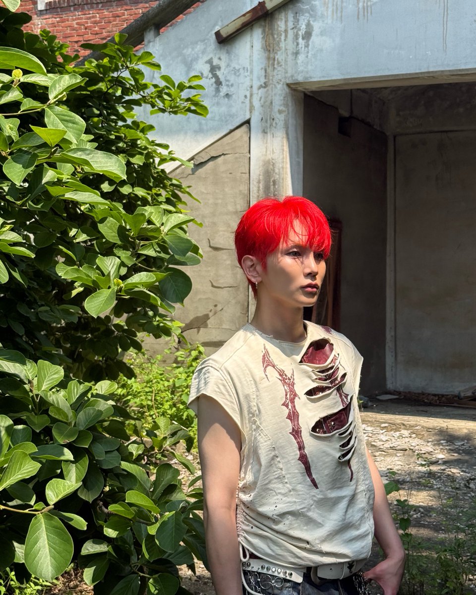 SHINee's tweet photo. But you don’t know me, not yet

#KEY #키 
#HUNTER #KEY_HUNTER  
#SHINee #샤이니 https://t.co/FzODdJ9UZf