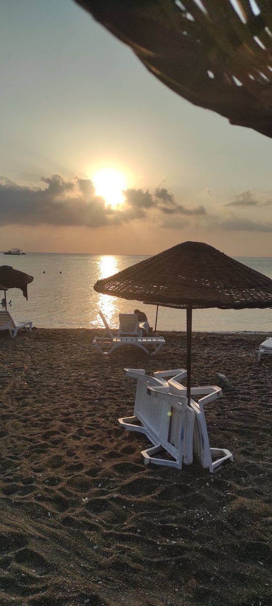 Başım köpük köpük bulut..
İçim dışım deniz..