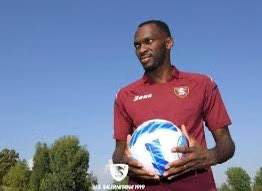 Sicerto1919's tweet photo. Ma alla fine il nostro MAGICO BOMBER non si è accasato da nessuna parte?
Una timido contatto con il Sakaryaspor e nulla più???
Non ci sono indiscrezioni che lo riguardano?
#Salernitana #Simy https://t.co/guwbdrJKz7