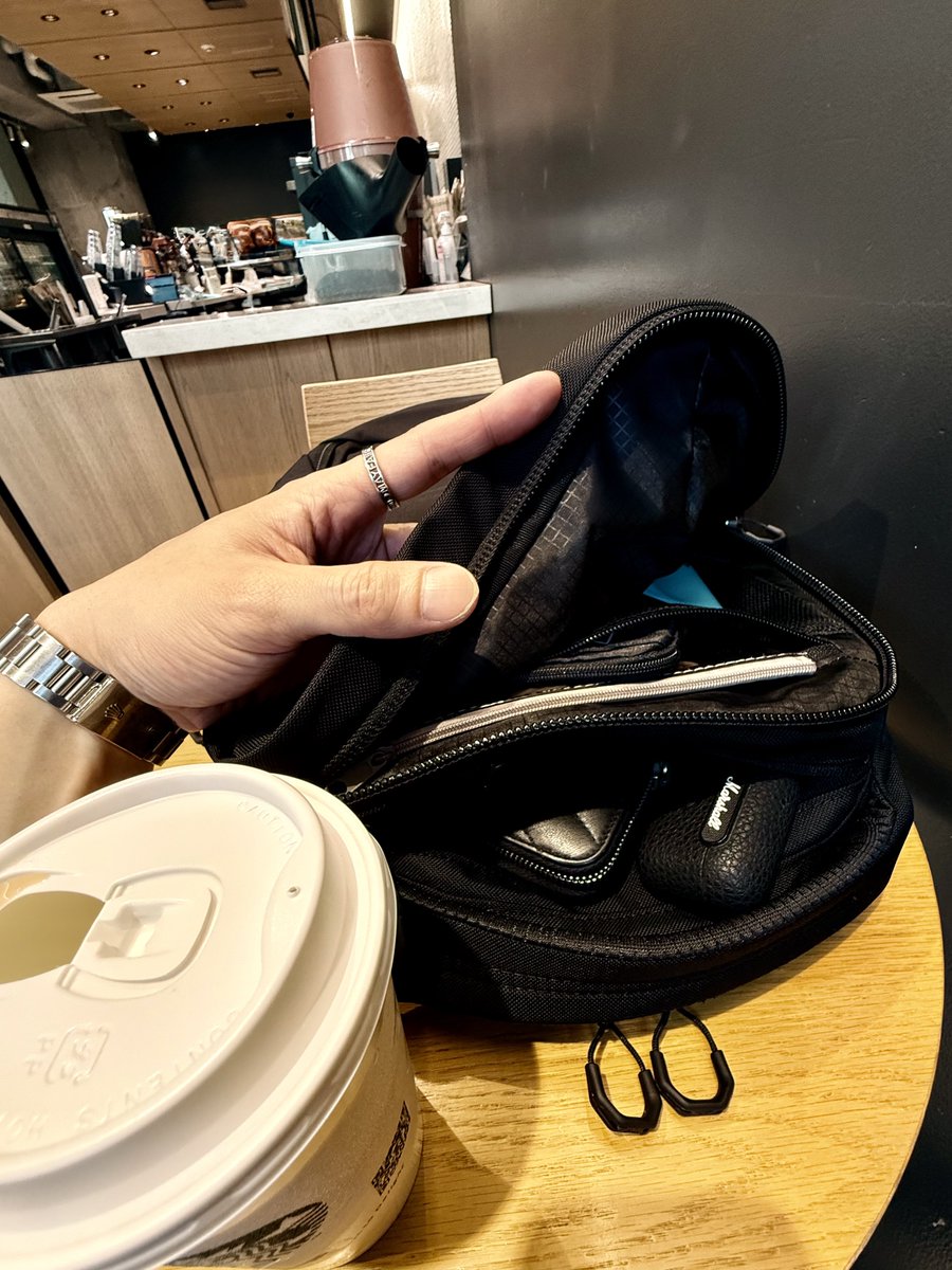 Kitsunetsuki0's tweet photo. 仕事用のバックパックを新調🎧🖤🎱
軽くて、収納もかなり細かく分かれてて優秀
限定品という響きに弱い日本人...
GREGORY RHUNE EX 22 // EXCLUSIVE
#fashion #ファッション #lifestyle #gregory #rhune #backpack #お洒落さんと繋がりたい https://t.co/IiIgjBDODv
