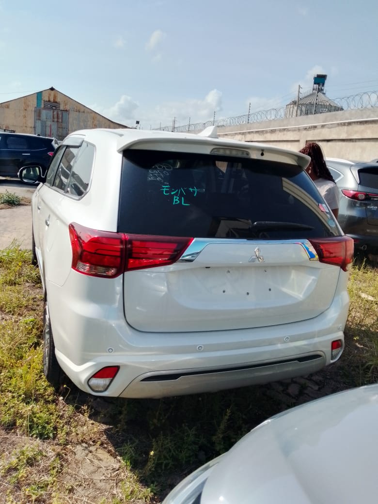 alexmwanzo's tweet photo. Clients car is here 
Sooo excited manze 
Landed it on time and on spec 
Now some predelivery service,cleanup and full support
Get your next car at @SelfimportsKE https://t.co/AaFEDvEHt4