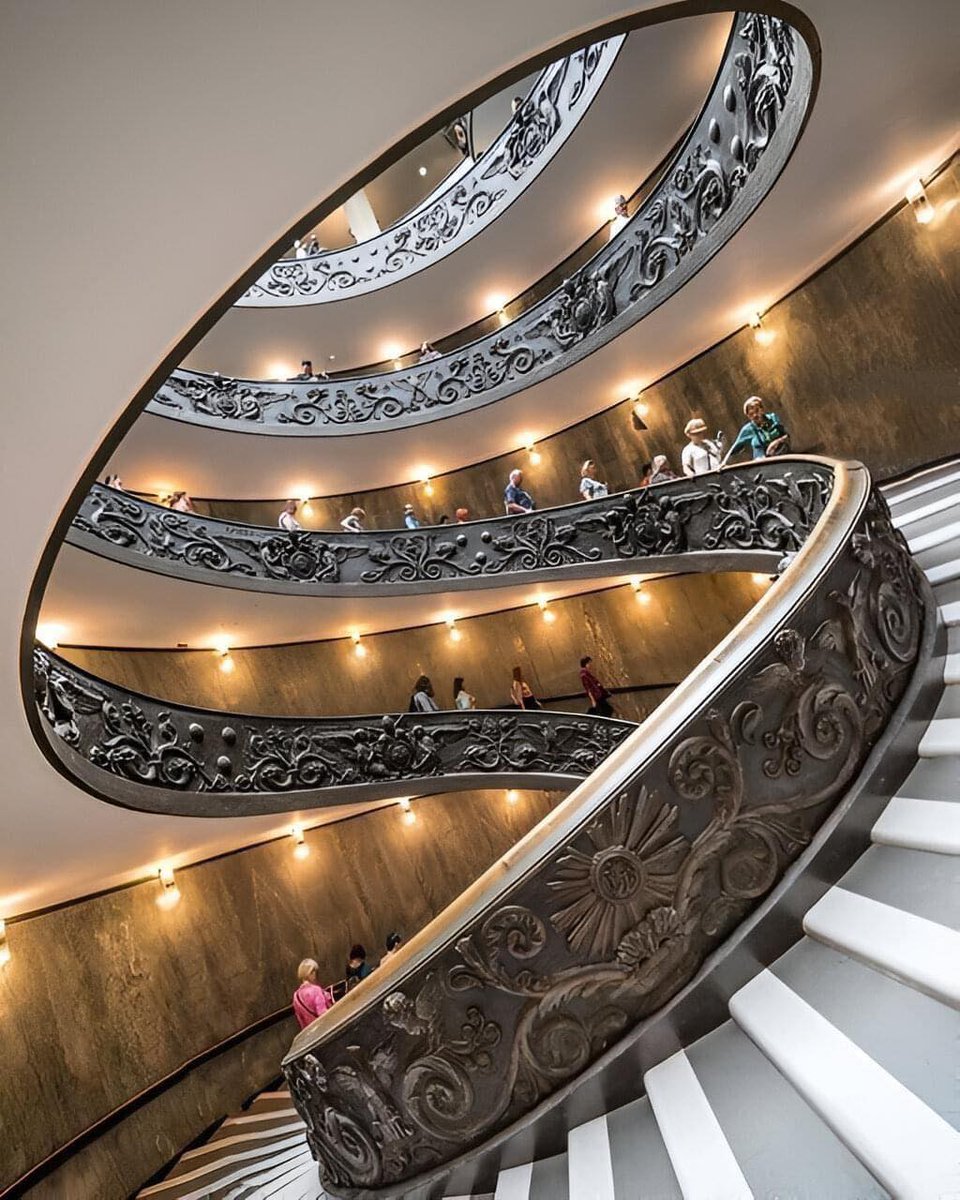 RubySmith152406's tweet image. The spiral staircase of the Vatican museum in Rome. Built in 1932, designed by Giuseppe Momo.