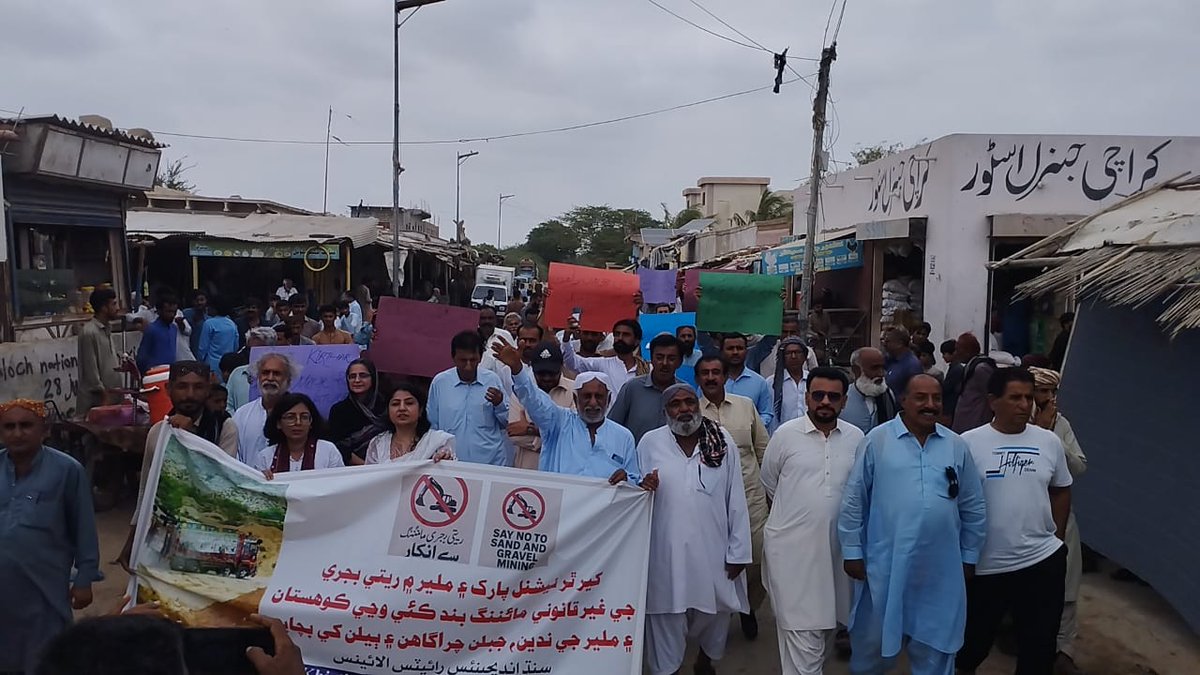 Recently, communities protested against sand &amp; gravel mining. Instead of support, they were threatened by local feudal lords: “Protest is not your business.” In the 21st century, silencing people for defending water &amp; land is shameful....3/4
#SaveKarachi #SaveNature