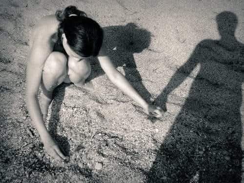 Il legame più intenso tra due persone
é la capacità di stringersi senza vedersi,
di sentirsi senza toccarsi...
🪷❣️

Vincenzo Cannova