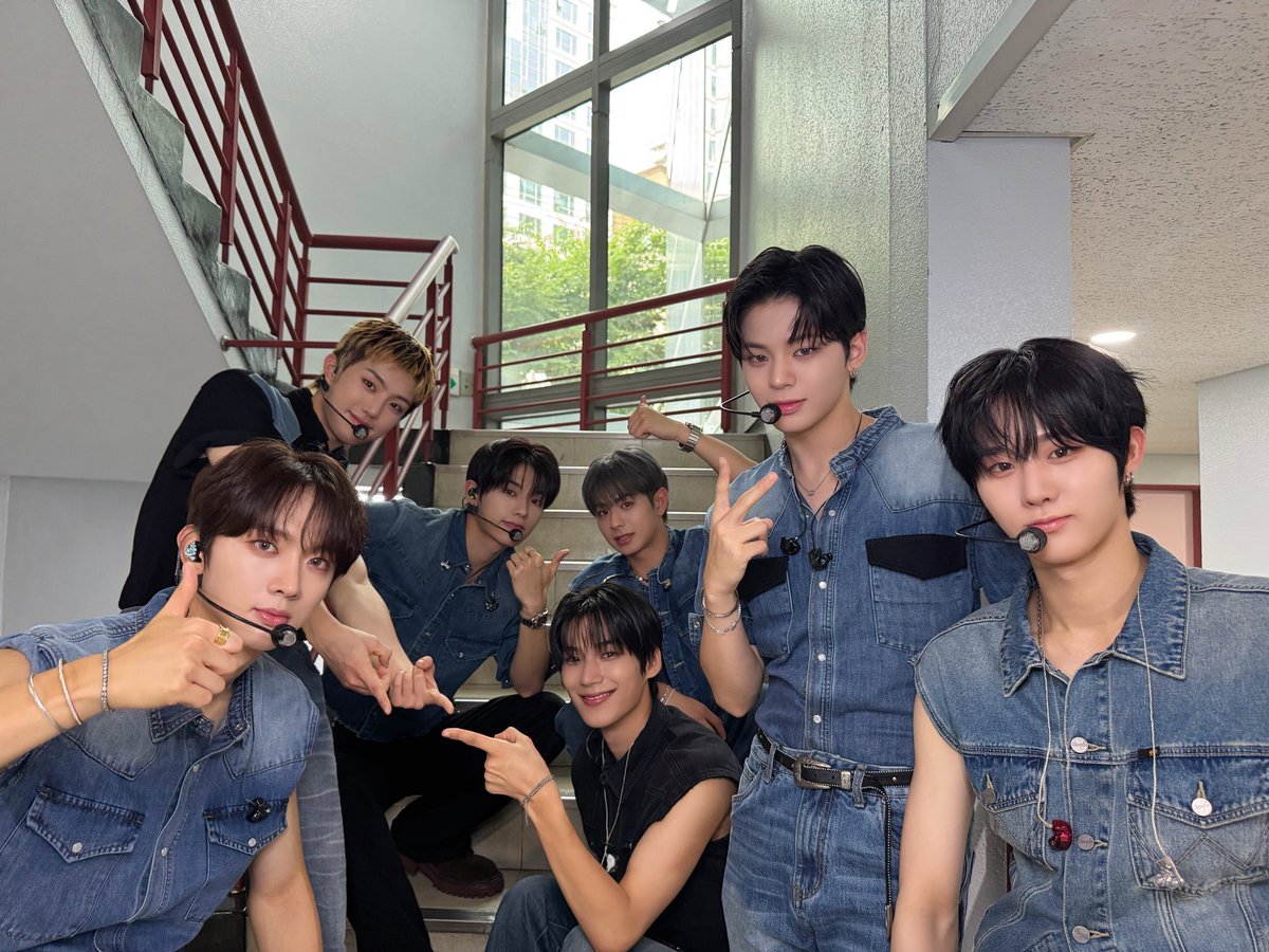 EVNNE_official's tweet photo. [📸] 250817  SBS #인기가요  일요일��도 쩌는
How Can I Do🌹  #EVNNE #이븐  #LOVE_ANECDOTES #How_Can_I_Do https://t.co/EguuX8JIeD
