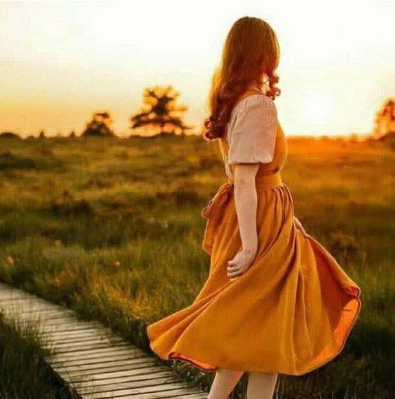 أريد أن أركض
أن أنتزع مني كل أعباء السنين وذكرياتي الموجعة
أن أجري سريعًا في طريق الخلاص
فتتساقط الآلام من قلبي كأوراق الخريف... 🍂