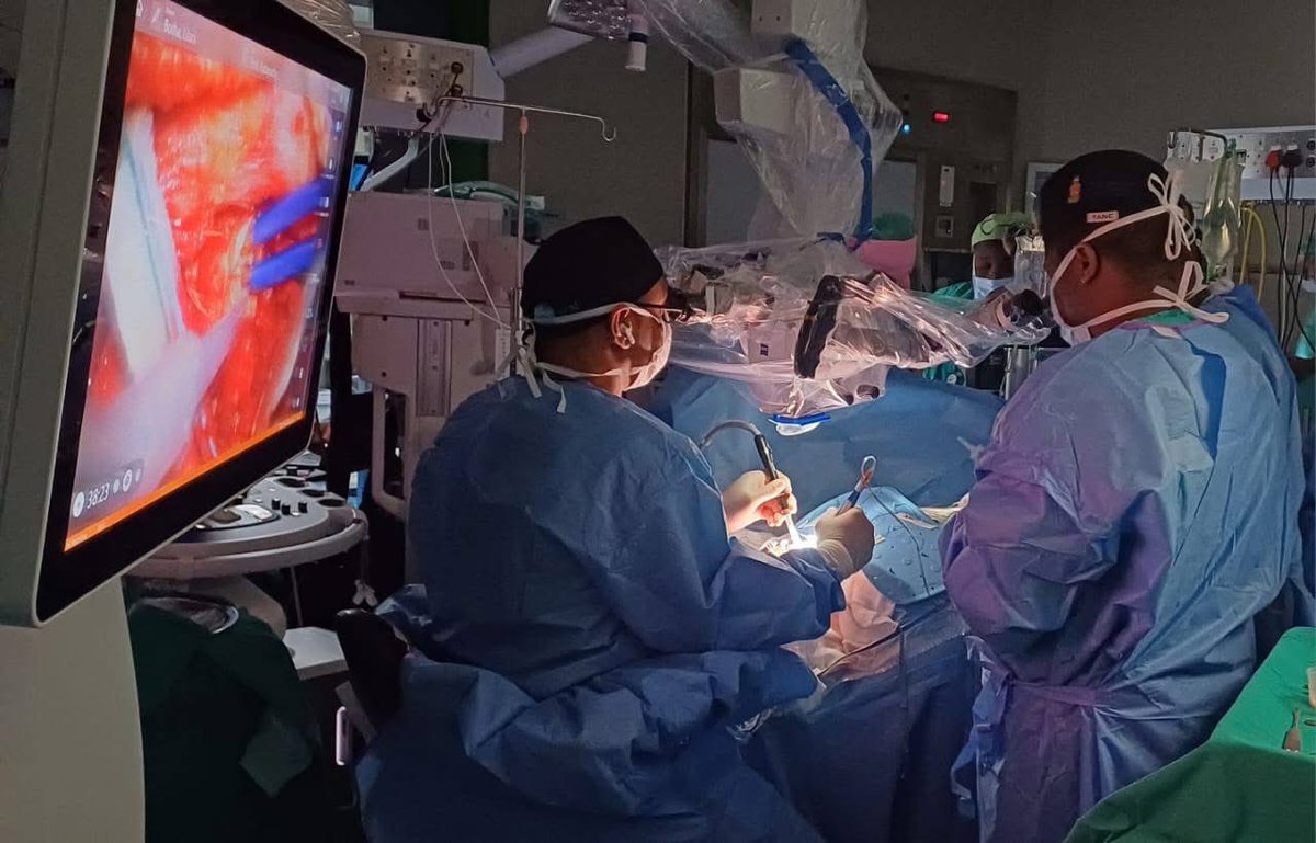 Prof Llewellyn Padayachy this week lead a successful high-stakes brainstem surgery on a brave 3-year-old girl diagnosed with a rare, life-threatening tumour at Steve Biko Academic Hospital. 👧🧠

 #AsibeHealthyGP #CentresOfExcellence