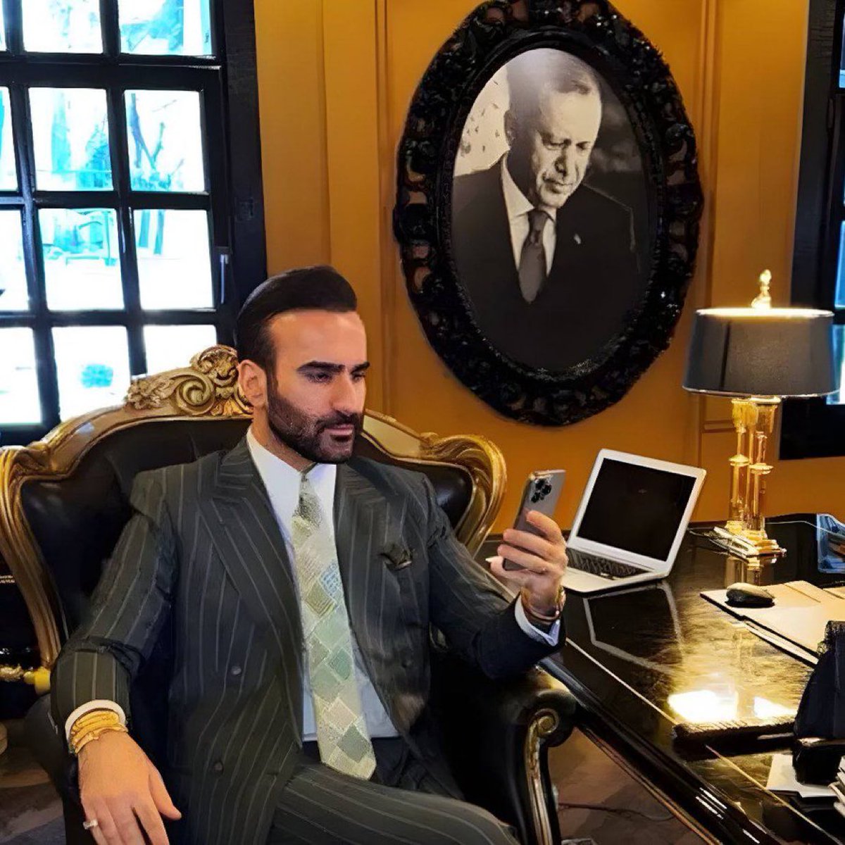 AK Parti Genel Sekreterinin bu fotoğrafa itirazı varsa önce bu giyimli bu makam odalı bu zengin görgüsüz takımından oluşan bir kitlenin partimizi çepeçevre çevirdiğini görmesi ve bu vitrinle ilgili yapılması gerekenleri yapması gerektiğidir. 

Lakin bizler altın varaklı ofislerde