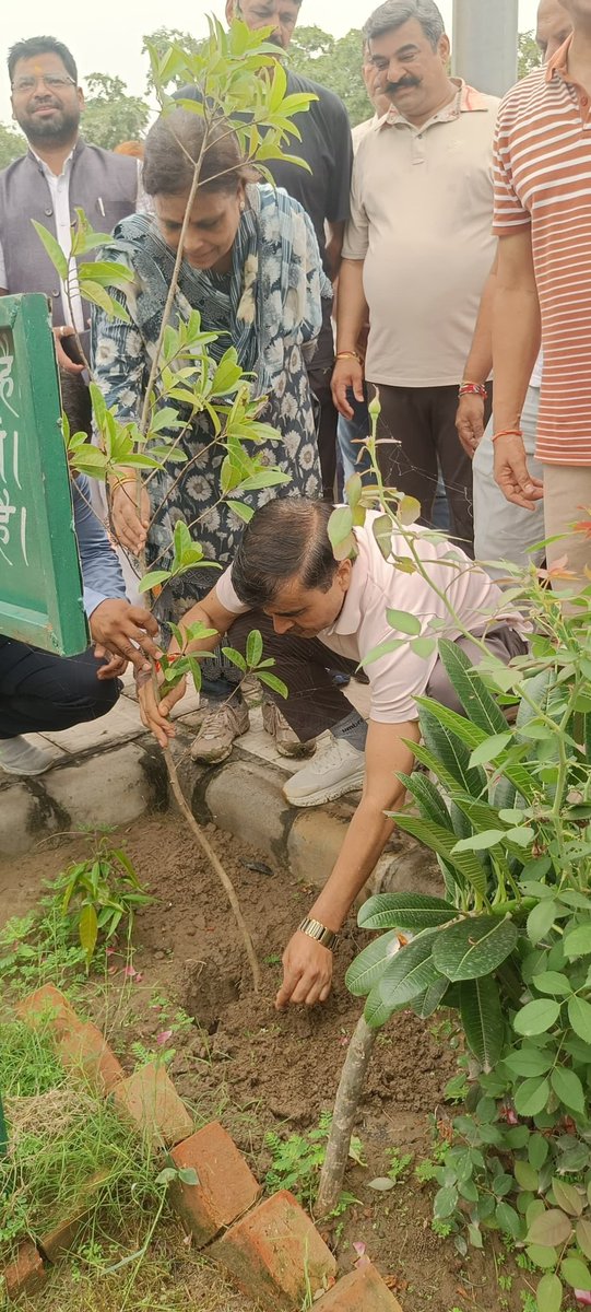 MAHIPALDHANDA1's tweet image. आज सेक्टर 25 में पहुँचकर मेरे बड़े भाई श्री हरपाल ढांडा जी ने सेक्टरवासियों के साथ पौधारोपण किया 🌱।
सभी ने पर्यावरण संरक्षण व हरियाली बढ़ाने का संकल्प लिया 🌳💚।

#GreenPanipat #PlantATree #EnvironmentProtection