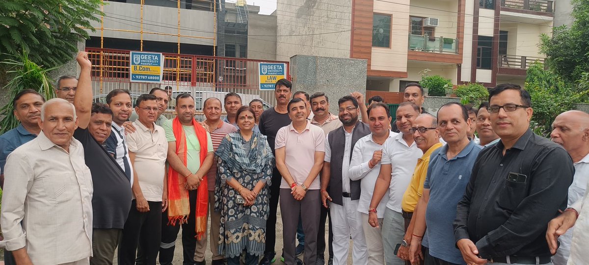 MAHIPALDHANDA1's tweet image. आज सेक्टर 25 में पहुँचकर मेरे बड़े भाई श्री हरपाल ढांडा जी ने सेक्टरवासियों के साथ पौधारोपण किया 🌱।
सभी ने पर्यावरण संरक्षण व हरियाली बढ़ाने का संकल्प लिया 🌳💚।

#GreenPanipat #PlantATree #EnvironmentProtection
