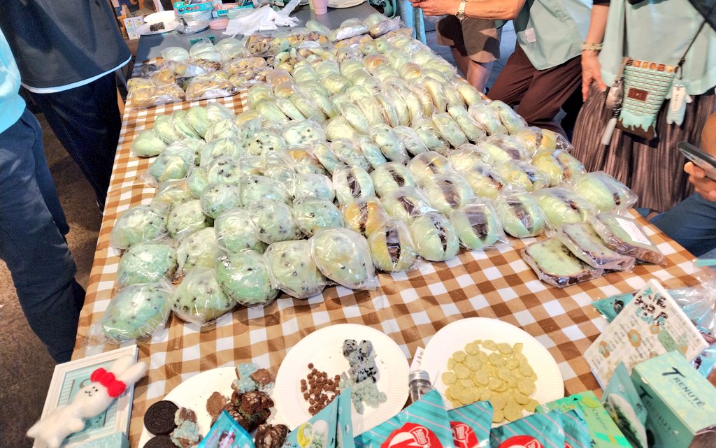 blassalpha's tweet image. 先週東京チョコミント会に参加してきました🍫🍃
4回目の参加☺テーブルに並ぶお菓子たちが写真1枚で収まらないくらい大量のチョコミント！！

#東京チョコミント会