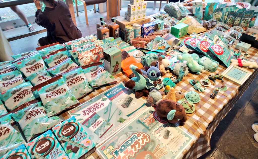 blassalpha's tweet image. 先週東京チョコミント会に参加してきました🍫🍃
4回目の参加☺テーブルに並ぶお菓子たちが写真1枚で収まらないくらい大量のチョコミント！！

#東京チョコミント会