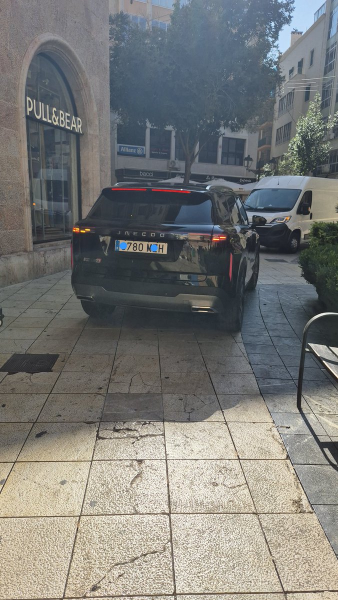 Aquest cotxe va pujar des de La Rambla per la Costa de sa pols cap al carrer Velázquez. Una infracció greu que va cometre sense cap problema. No sé per què he tapat la matrícula. <a href="/policiadepalma/">Policia de Palma</a>