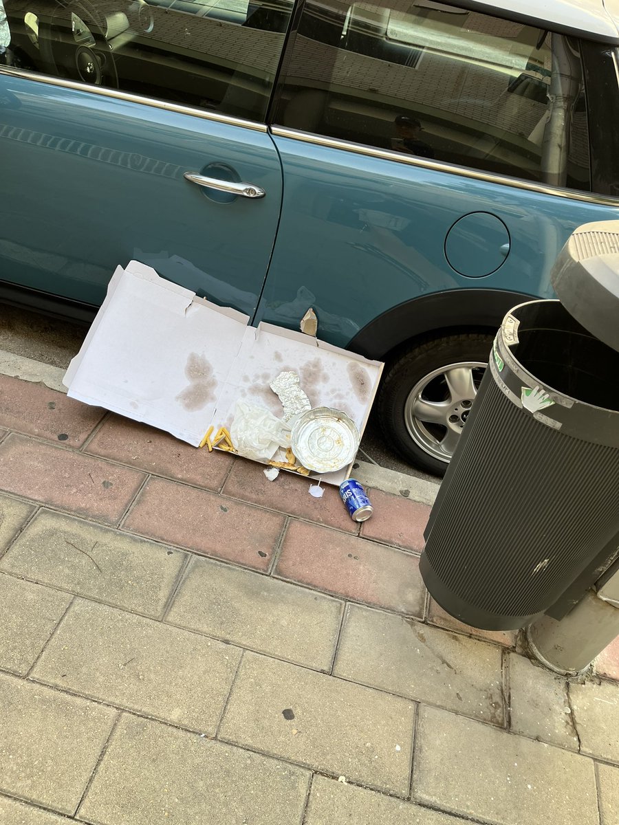 Ha pasado un sólo día de #FeriadeMálaga y ya tenemos el barrio así sin que, siendo las 10:15 h. , haya ni un solo operario en la zona… <a href="/malaga/">Ciudad de Málaga</a> <a href="/AVVCortijoAlto/">Asoc. Vecinal Cortijo Alto</a> <a href="/elcorteingles/">El Corte Inglés</a> Bahia Málaga <a href="/LimasamOficial/">Limpieza de Málaga</a> Colgamos más fotos…?